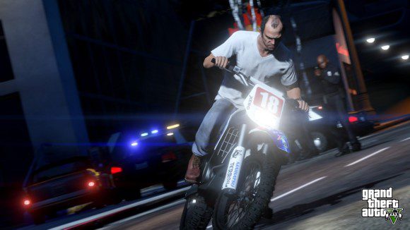 Trevor foge da polícia com uma moto Sanchez no GTA V